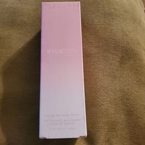 Kylie skin foaming face wash